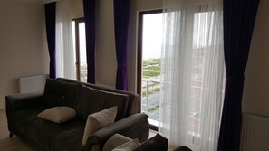 Departamento estándar, 3 habitaciones, Terraza | Ropa de cama de alta calidad y escritorio