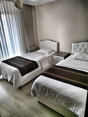 Departamento estándar, 3 habitaciones, Terraza | Ropa de cama de alta calidad y escritorio