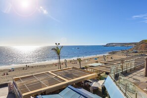 Ett hotell vid stranden med en takterrass, direkt tillgång till stranden och utsikt över havet.