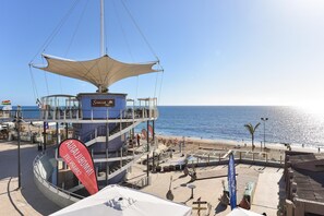 A seaside hotel with a sunshade, a pool area, and a beach view. - Meloneras Bahia HH48 by VillaGranCanaria (San Bartolomé de Tirajana)