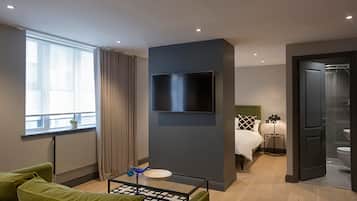 Luxury-Apartment, 1 Schlafzimmer | Wohnzimmer | 42-Zoll-Flachbildfernseher mit Digitalempfang, Fernseher