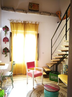 Chambre Triple, réfrigérateur, vue cour intérieure | Coin séjour