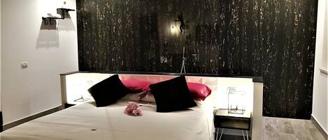 Suite de lujo | Ropa de cama de alta calidad y minibar