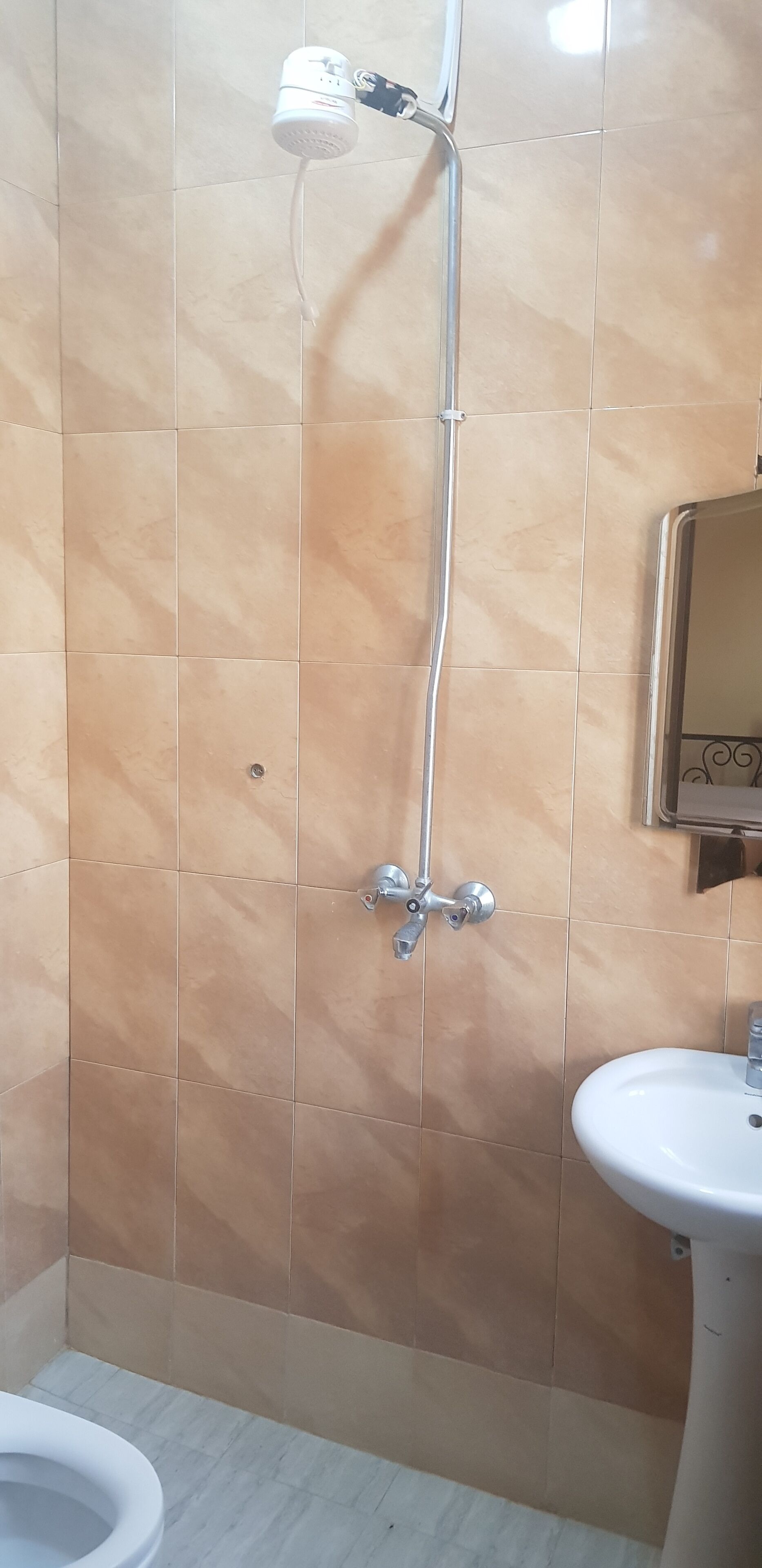 Standard Triple Room, Multiple Beds, Non Smoking | Bathroom | Shower, free toiletries, slippers, bidet