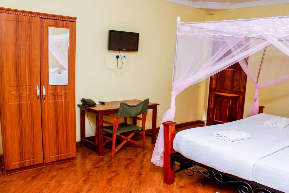 Deluxe Double Room, 1 King Bed, Garden View | Desk, free WiFi, bed sheets