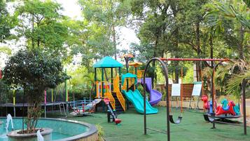Área de juegos infantiles al aire libre