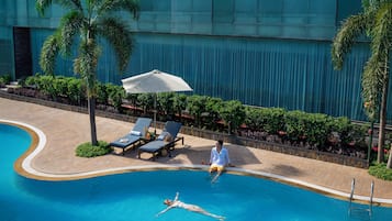 Una piscina al aire libre (de 06:00 a 07:00), tumbonas