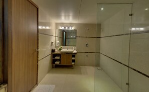 Suite | Bathroom | Shower, rainfall showerhead, free toiletries, hair dryer