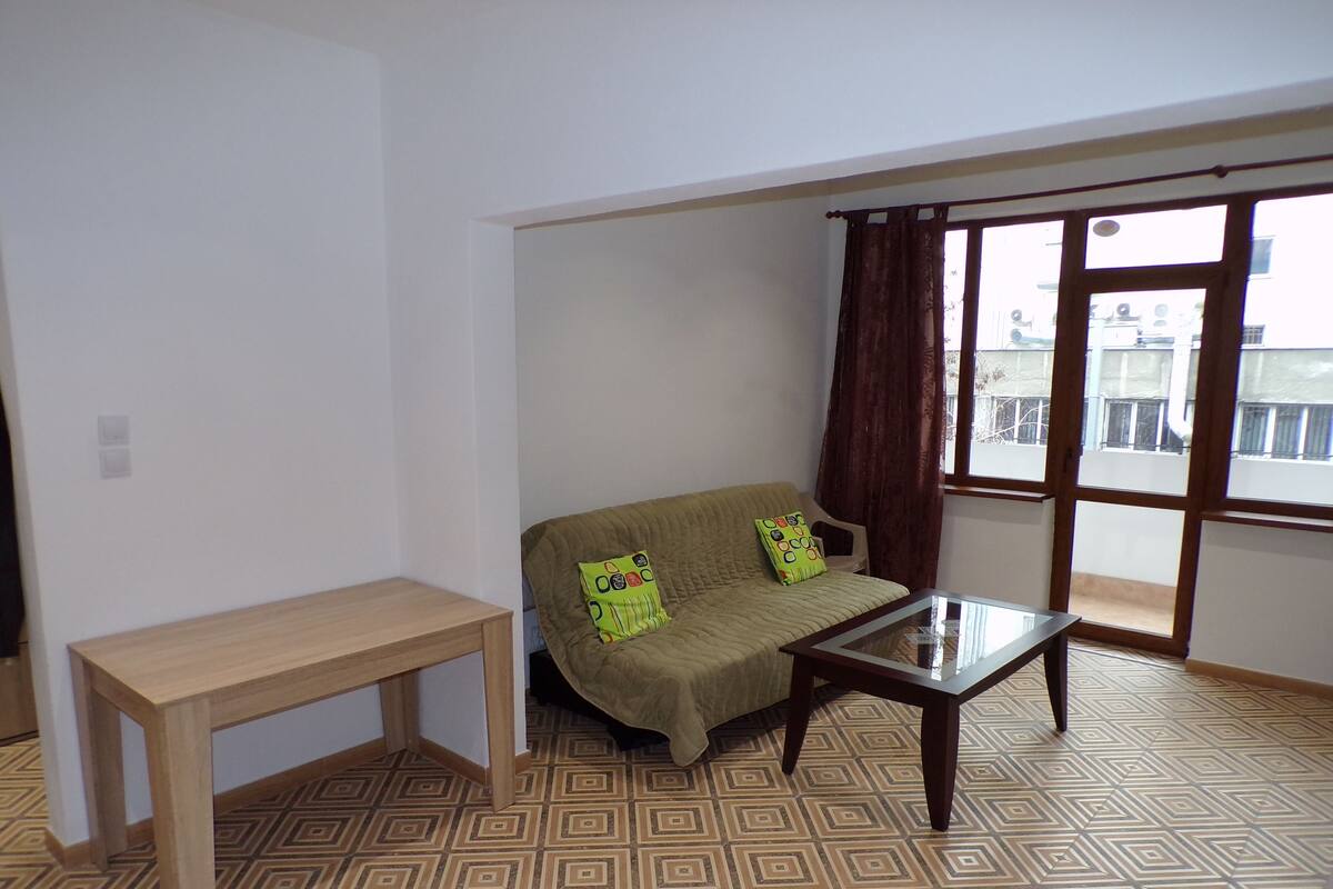Apartamento, sacada | Sala de estar | TV de tela plana 40 polegadas com canais a cabo, TV