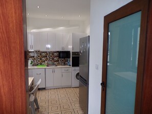 Großer Kühlschrank, Mikrowelle, Ofen, Herdplatte