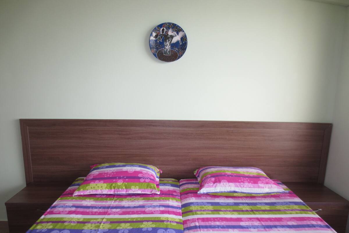 Familienapartment | Schreibtisch, schallisolierte Zimmer, Bügeleisen/Bügelbrett
