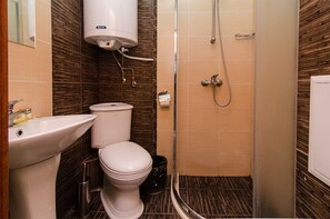 تجهيزات دش، مستلزمات مجانية للعناية الشخصية، مجففات شعر، مناشف