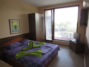 مكتب وتجهيزات عازلة للصوت ومكواة/لوح كي وأسرّة أطفال/رضّع (مجانًا)