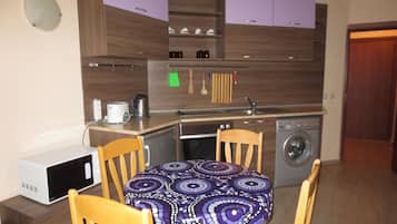 Studio (2 people ) | Dapur pribadi | Lemari es, microwave, kompor, dan ketel listrik