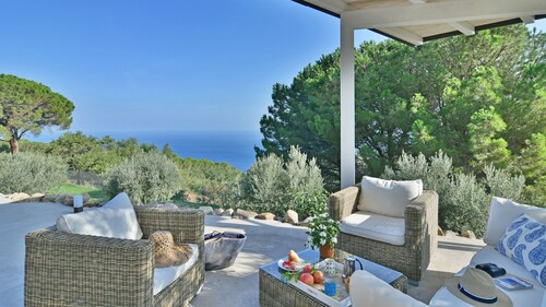 Villa chic avec jardin méditerranéen, piscine privée et vue imprenable sur la mer