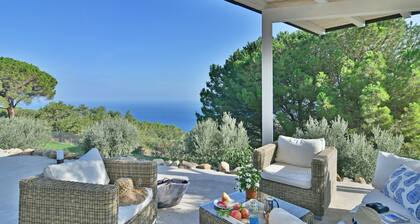 Villa chic avec jardin méditerranéen, piscine privée et vue imprenable sur la mer