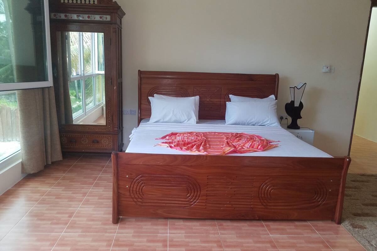 In-room safe, free WiFi, bed sheets