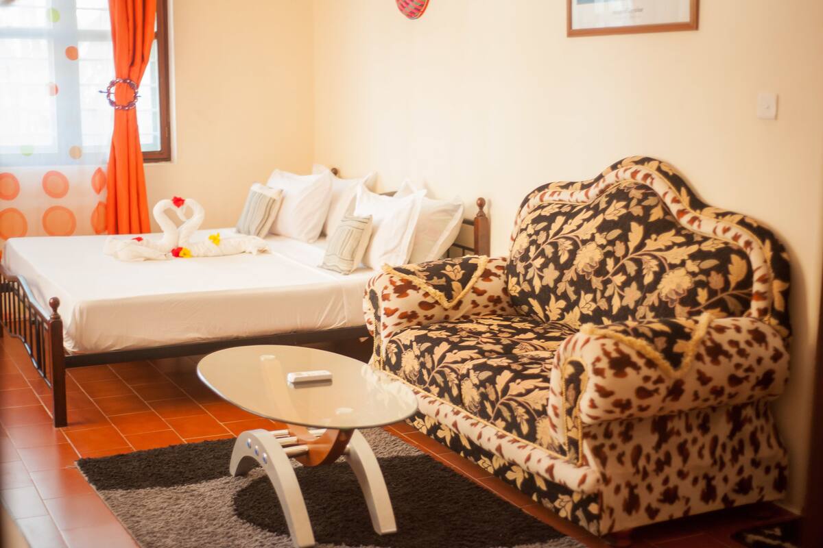 In-room safe, free WiFi, bed sheets