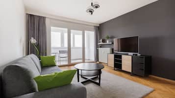 Panoramic Apartment, 1 Bedroom, City View | 1 bilik tidur, dihias secara berasingan, meja
