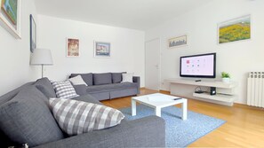Comfort-Apartment, 1 Schlafzimmer, Terrasse | Wohnbereich | 80-cm-Flachbildfernseher mit Kabelempfang, Fernseher