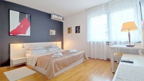 Comfort-Apartment, 1 Schlafzimmer, Terrasse | 1 Schlafzimmer, individuell dekoriert, Schreibtisch