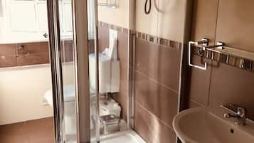 Double Room | Bathroom | Shower, free toiletries, hair dryer, towels
