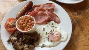 A breakfast plate with bacon, eggs, mushrooms, beans, and toast. - Severn Valley Guest House (Bewdley)