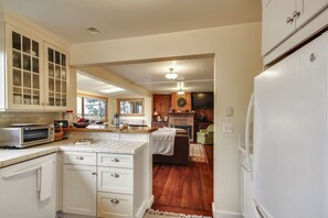 Køleskab, mikrobølgeovn, kogeplade, opvaskemaskine