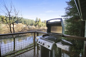 Property grounds - Wine Down ~ Hot Tub, Dog Friendly, On the River (Monte Rio)