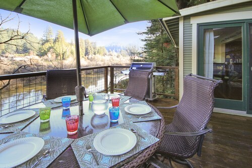 Wine Down ~ Hot Tub, Dog Friendly, On the River