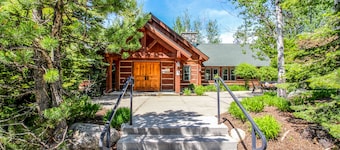 Deluxe dog-friendly cabin w/ pool & hot tub in a convenient location