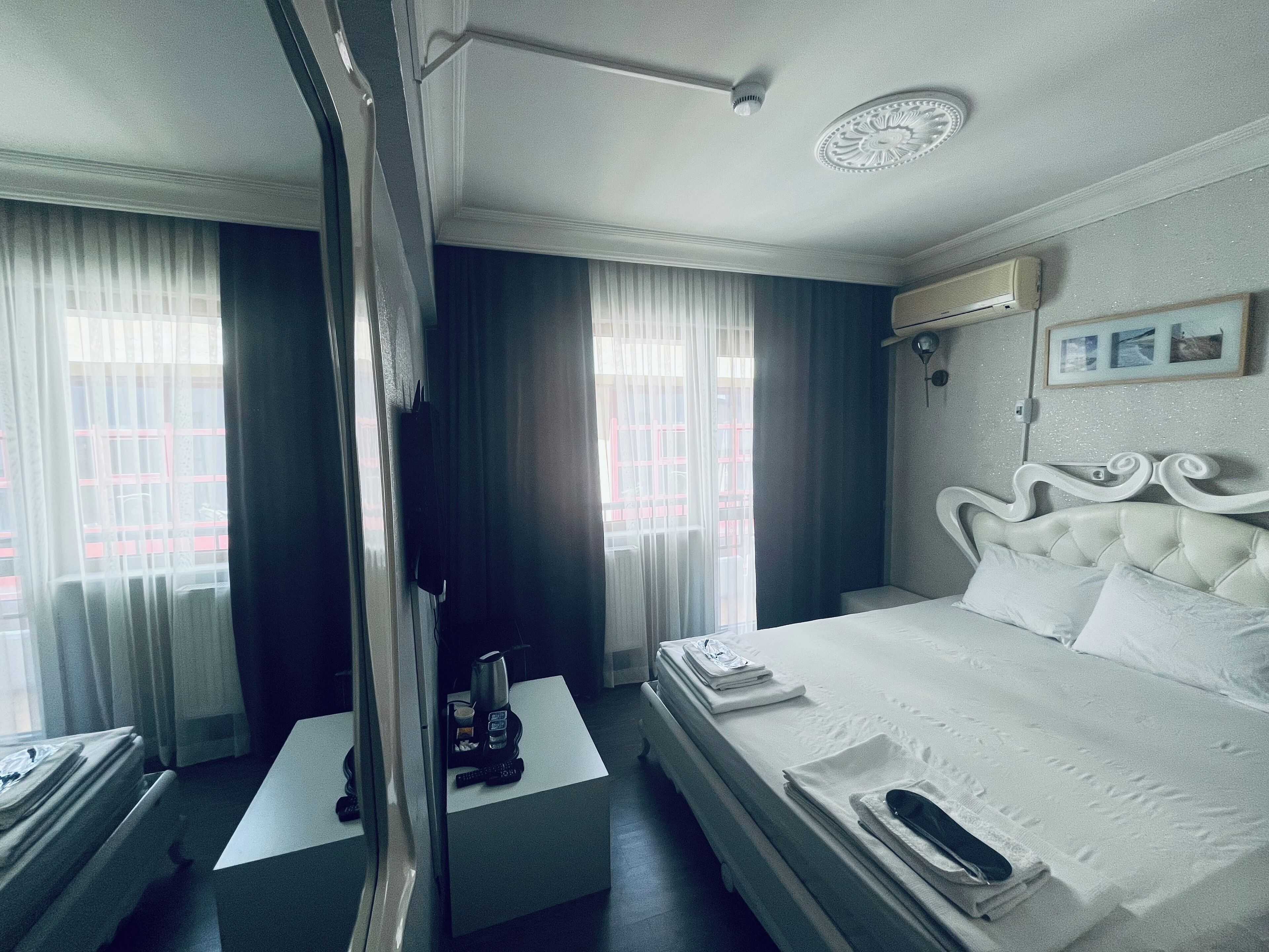 Comfort Room, Non Smoking | Premium bedding, minibar, desk, laptop workspace