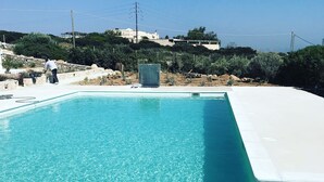 Seasonal outdoor pool, pool umbrellas, sun loungers - Sand Key Villa 1 (Paros)