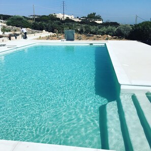 Piscine extérieure (ouverte en saison), parasols de plage
