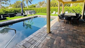 Pool - 2 Miles From The Beach! Resort Style Backyard, Pool, Private Tiki Bar & Spa (Bonita Springs)