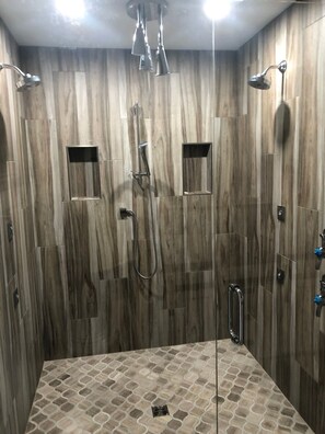 Duschwanne, Regendusche, Haartrockner, Handtücher