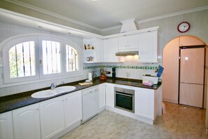 Kühlschrank, Mikrowelle, Ofen, Geschirrspüler