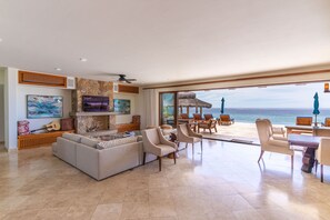 Smart-TV, Kamin, Bücher, Musikbibliothek