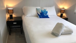 1 bedroom, desk, soundproofing, free cots/infant beds - Big4 Point Vernon Holiday Park (Point Vernon)