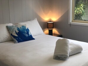 1 bedroom, desk, soundproofing, free cots/infant beds - Big4 Point Vernon Holiday Park (Point Vernon)