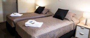 Premium bedding, minibar, desk, iron/ironing board - Tall Trees Motel (Tamborine Mountain)
