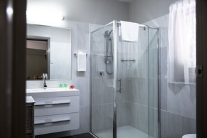Free toiletries, hair dryer, towels - Tall Trees Motel (Tamborine Mountain)