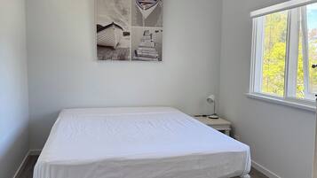 5 bedrooms, iron/ironing board, free WiFi, bed sheets