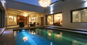 Indoor pool, outdoor pool, pool umbrellas, sun loungers - Villa Oceania (Marrakech)