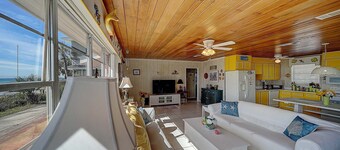 Beachfront✔️ Pets✔️ Single family home. Quiet. Gorgeous sunsets from patio 🌅