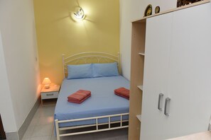 Iron/ironing board, free WiFi, bed sheets