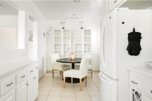 Dining - Venice Marina Beach Boutique PRVT Garden Home (Venice)