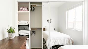 4 bedrooms, iron/ironing board, free WiFi, bed sheets