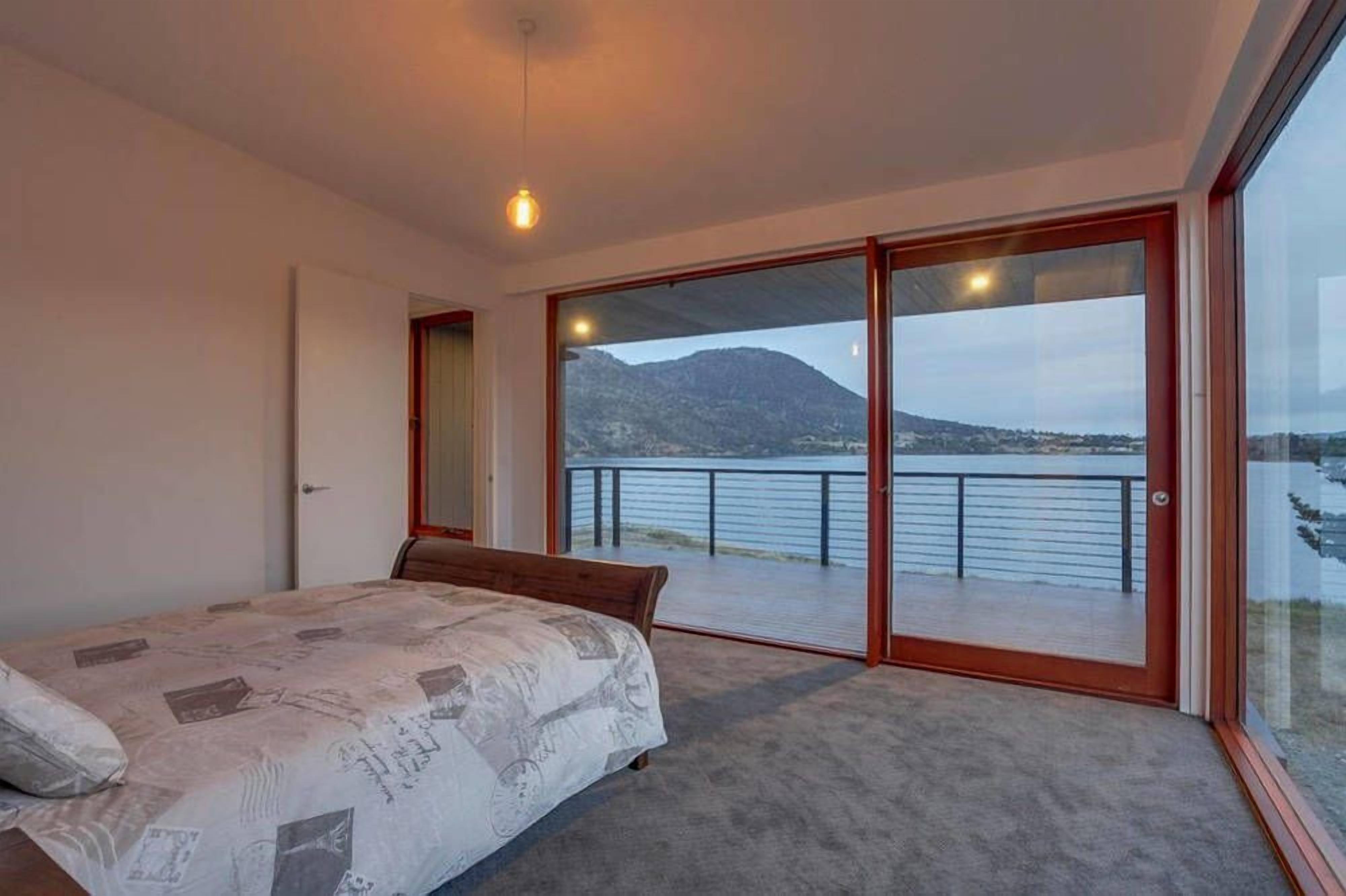 AMAZING ICONIC  5-✨️ LUXURY WATERFRONT MANSION RETREAT ON THE FAMOUS RIVIERAWALK — image 18