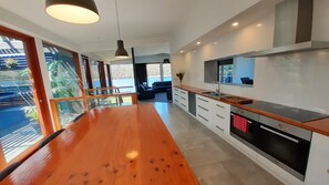 Fridge, microwave, oven, stovetop - AMAZING ICONIC  5-✨️ LUXURY WATERFRONT MANSION RETREAT ON THE FAMOUS RIVIERAWALK (Old Beach)